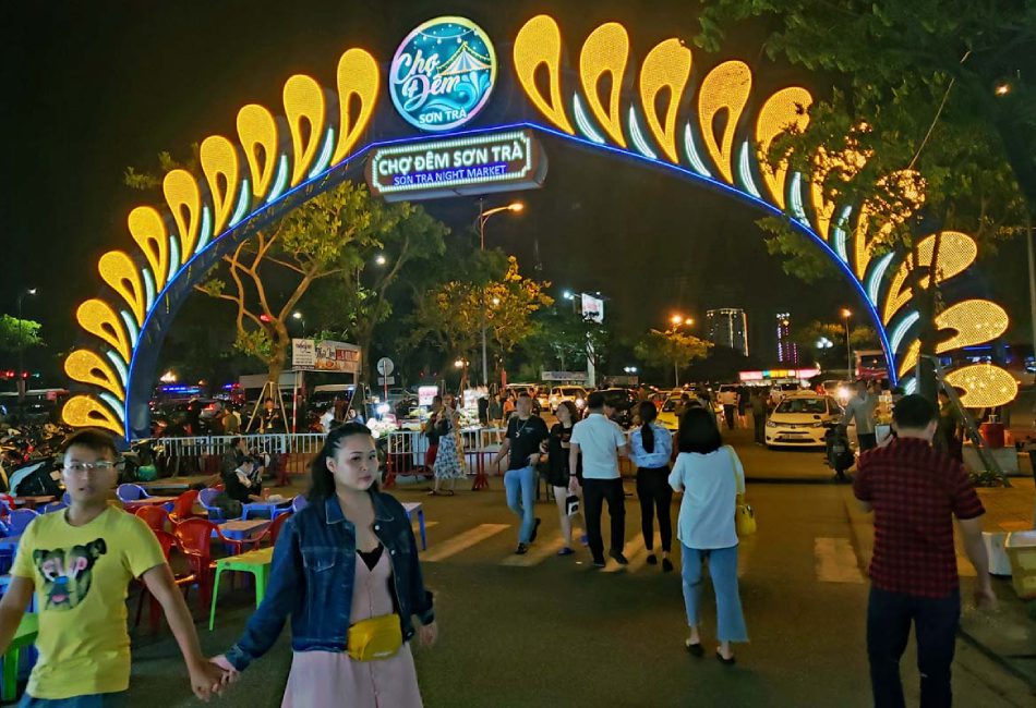son tra night market